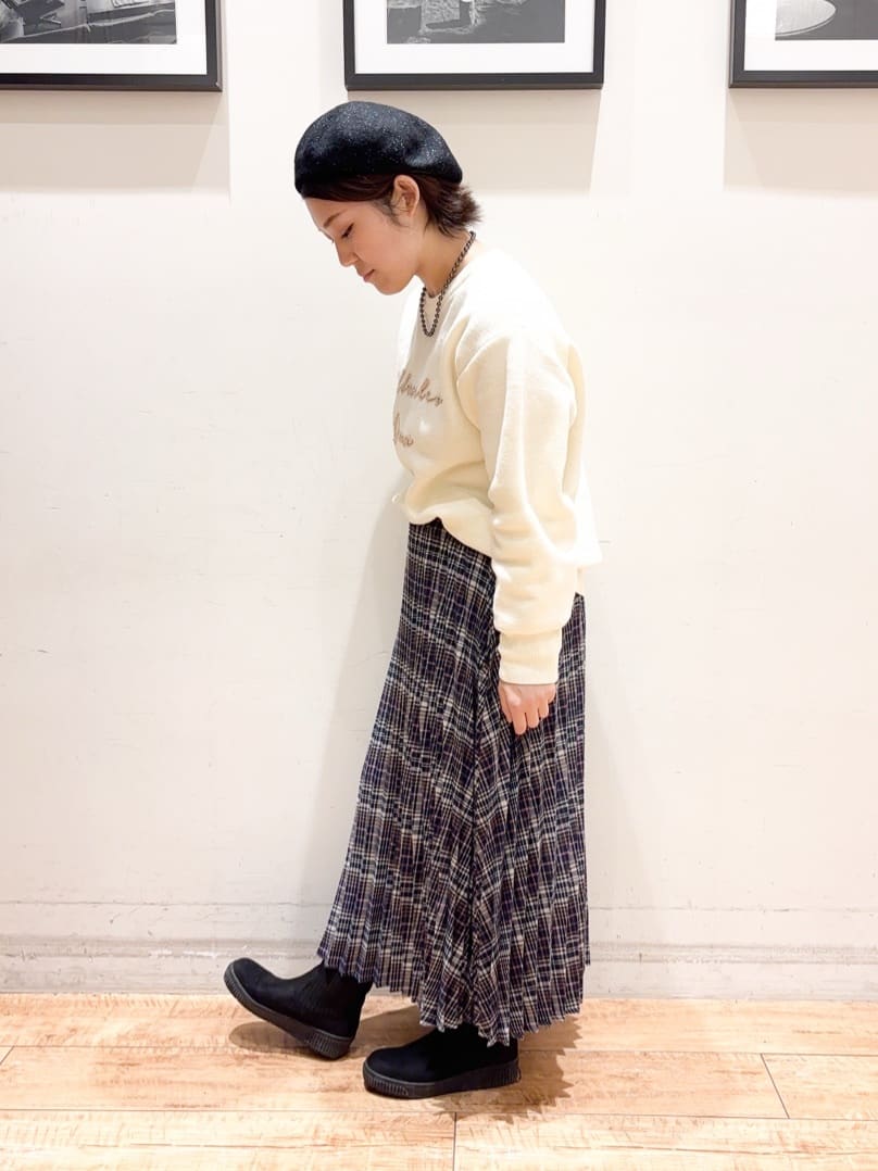 かふぇもか。さんの「SHOO･LA･RUE｜【洗濯機可/ちくちくしにくい】大人のための スウェットライク刺繍ロゴニット」を使ったコーディネート