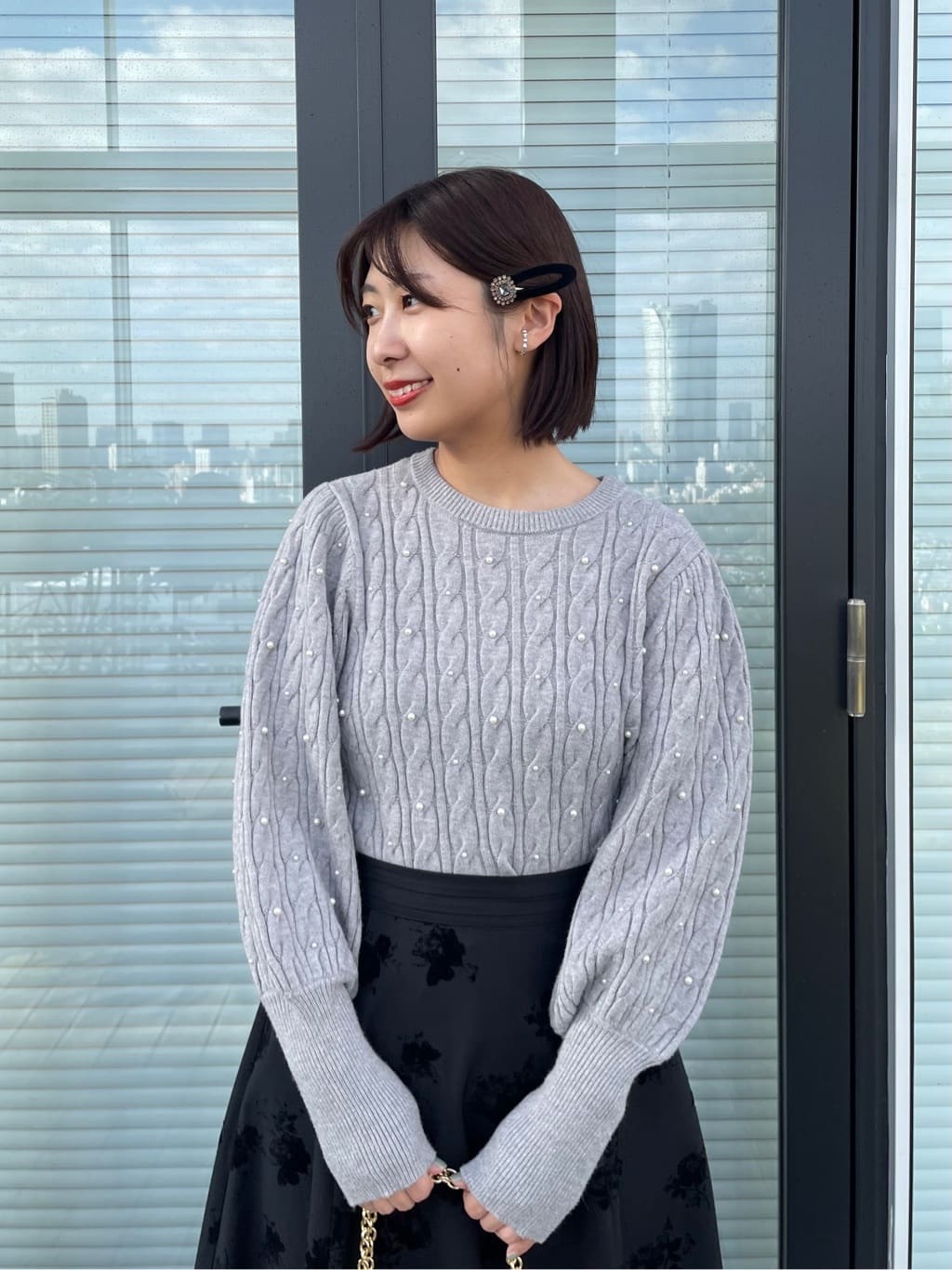abeさんの「Couture brooch｜【美シルエット・通勤】フロッキーフラワープリントスカート」を使ったコーディネート