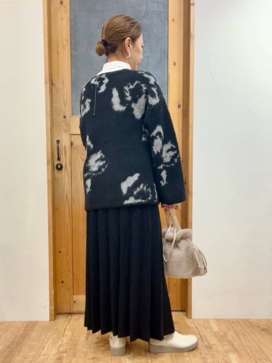ゆみさんの「SHOO･LA･RUE｜羽織るだけでスタイリングの主役に 起毛柄カーディガン」を使ったコーディネート