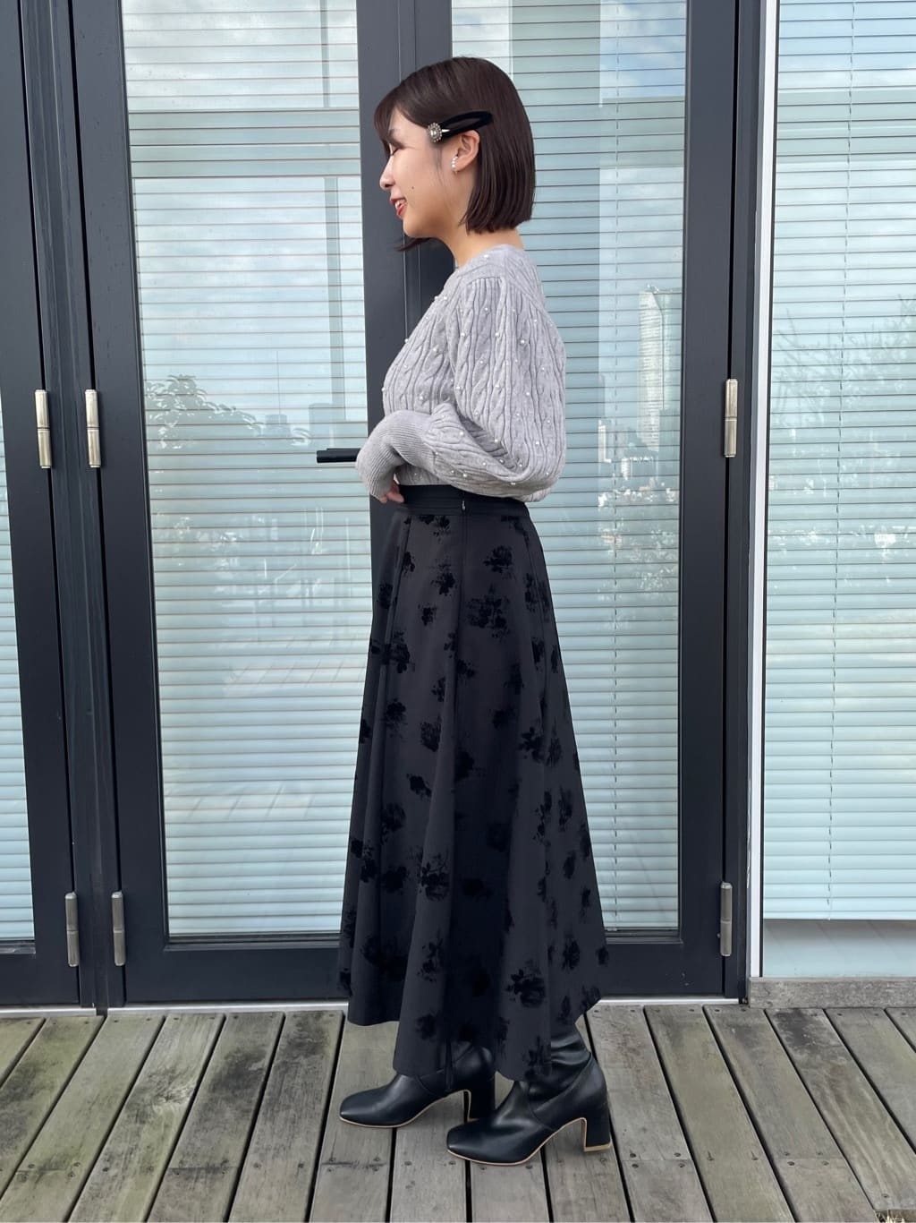 abeさんの「Couture brooch｜【美シルエット・通勤】フロッキーフラワープリントスカート」を使ったコーディネート
