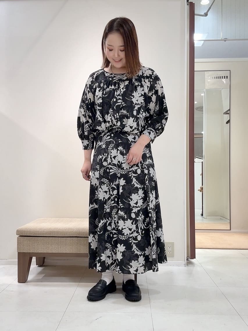 YUIさんの「UNTITLED｜【洗える/セットアップ可能】オーナメントフラワー ブラウス」を使ったコーディネート