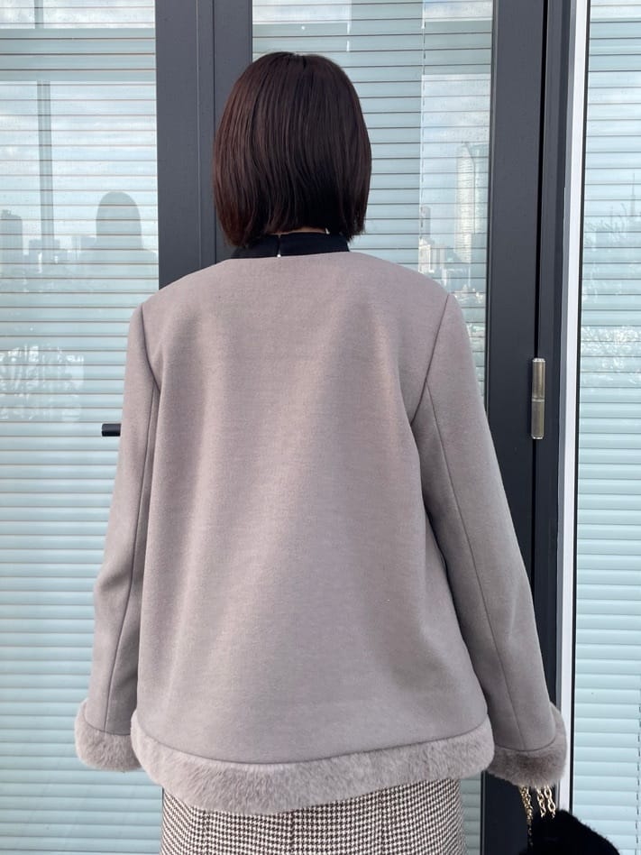 abeさんの「Couture brooch｜【ゆるふわ・通勤】リッシュアンゴラ バックパール調ニット」を使ったコーディネート