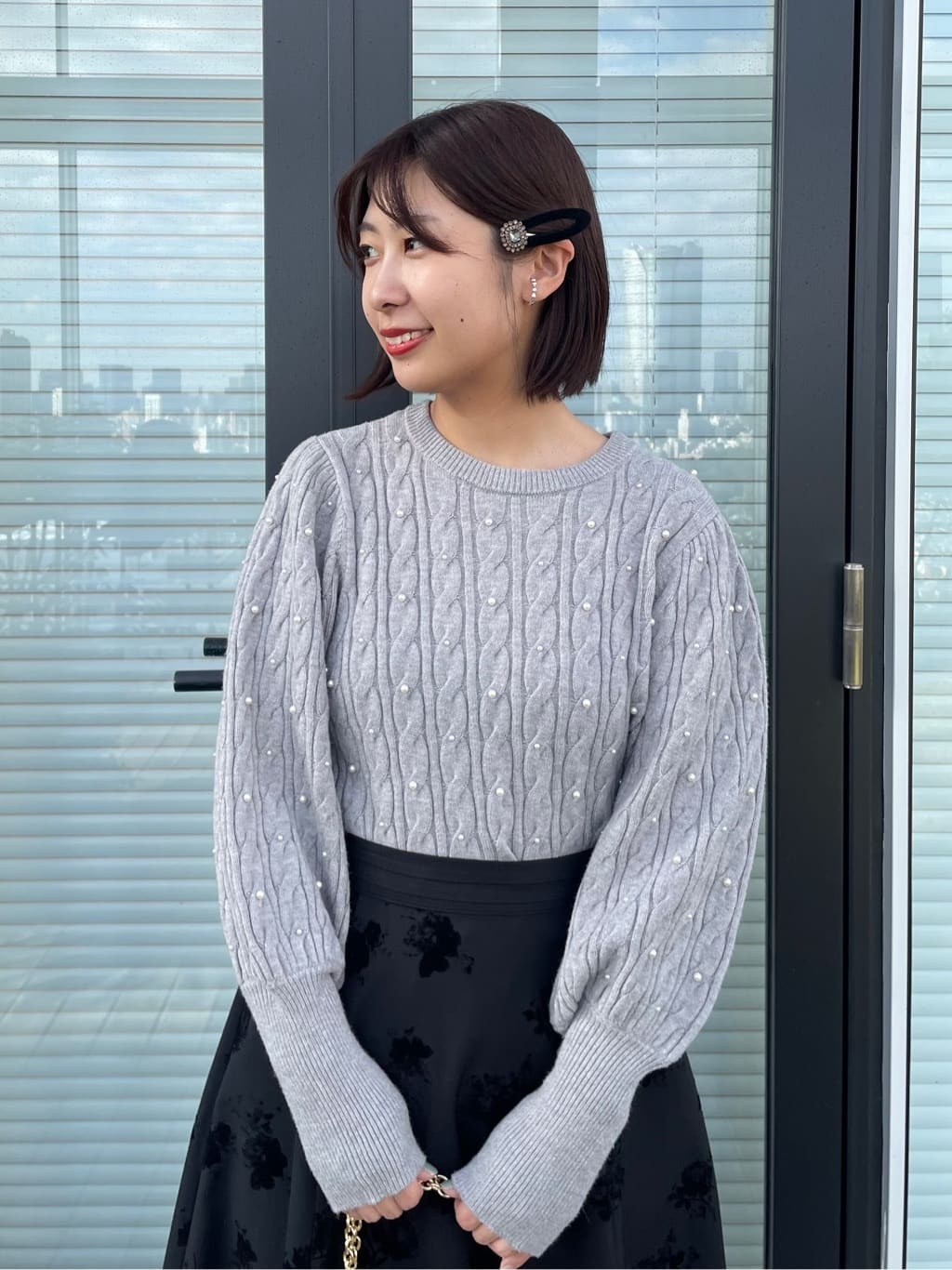 abeさんの「Couture brooch｜【美シルエット・通勤】フロッキーフラワープリントスカート」を使ったコーディネート