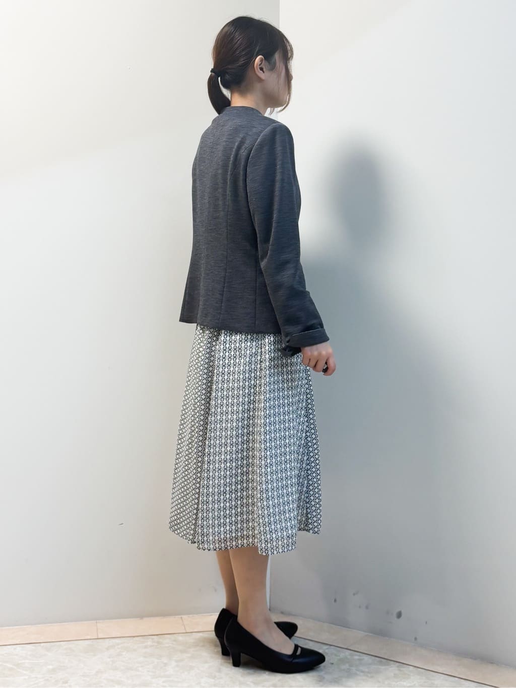 Sawaさんの「Reflect｜【きちんと見え／セットアップ可／通勤におすすめ◎】ペプラムプリントブラウス」を使ったコーディネート