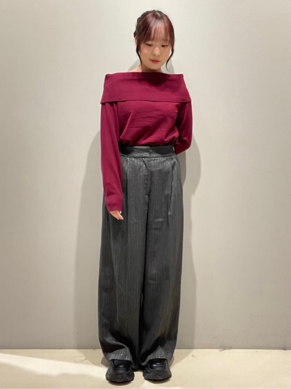 mikiさんの「OPAQUE.CLIP｜オフショルダーニット【洗濯機OK】」を使ったコーディネート