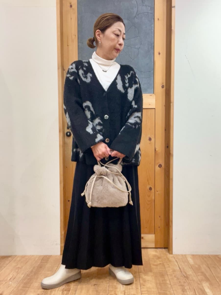 ゆみさんの「SHOO･LA･RUE｜羽織るだけでスタイリングの主役に 起毛柄カーディガン」を使ったコーディネート