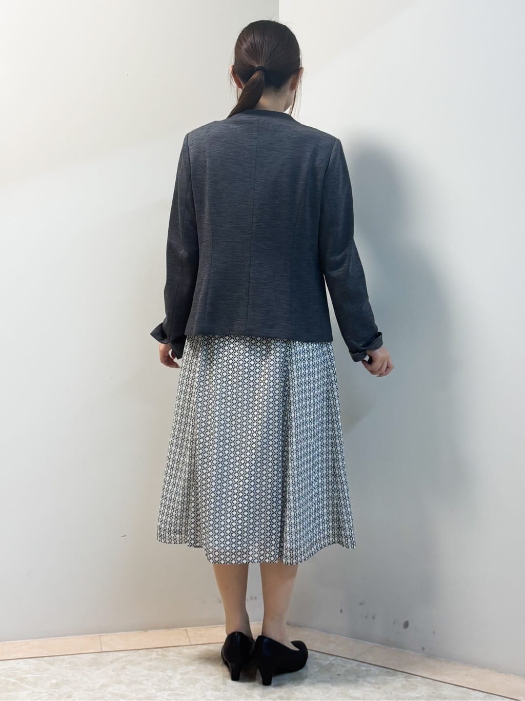 Sawaさんの「Reflect｜【きちんと見え／セットアップ可／通勤におすすめ◎】ペプラムプリントブラウス」を使ったコーディネート