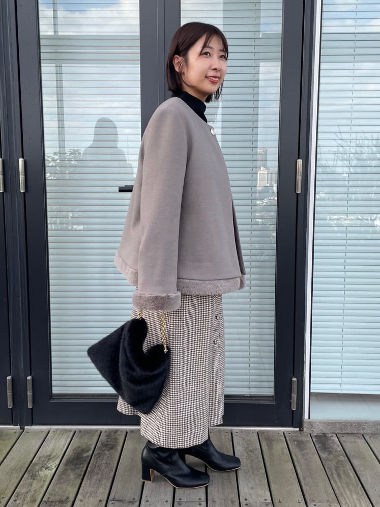 abeさんの「Couture brooch｜【ゆるふわ・通勤】リッシュアンゴラ バックパール調ニット」を使ったコーディネート