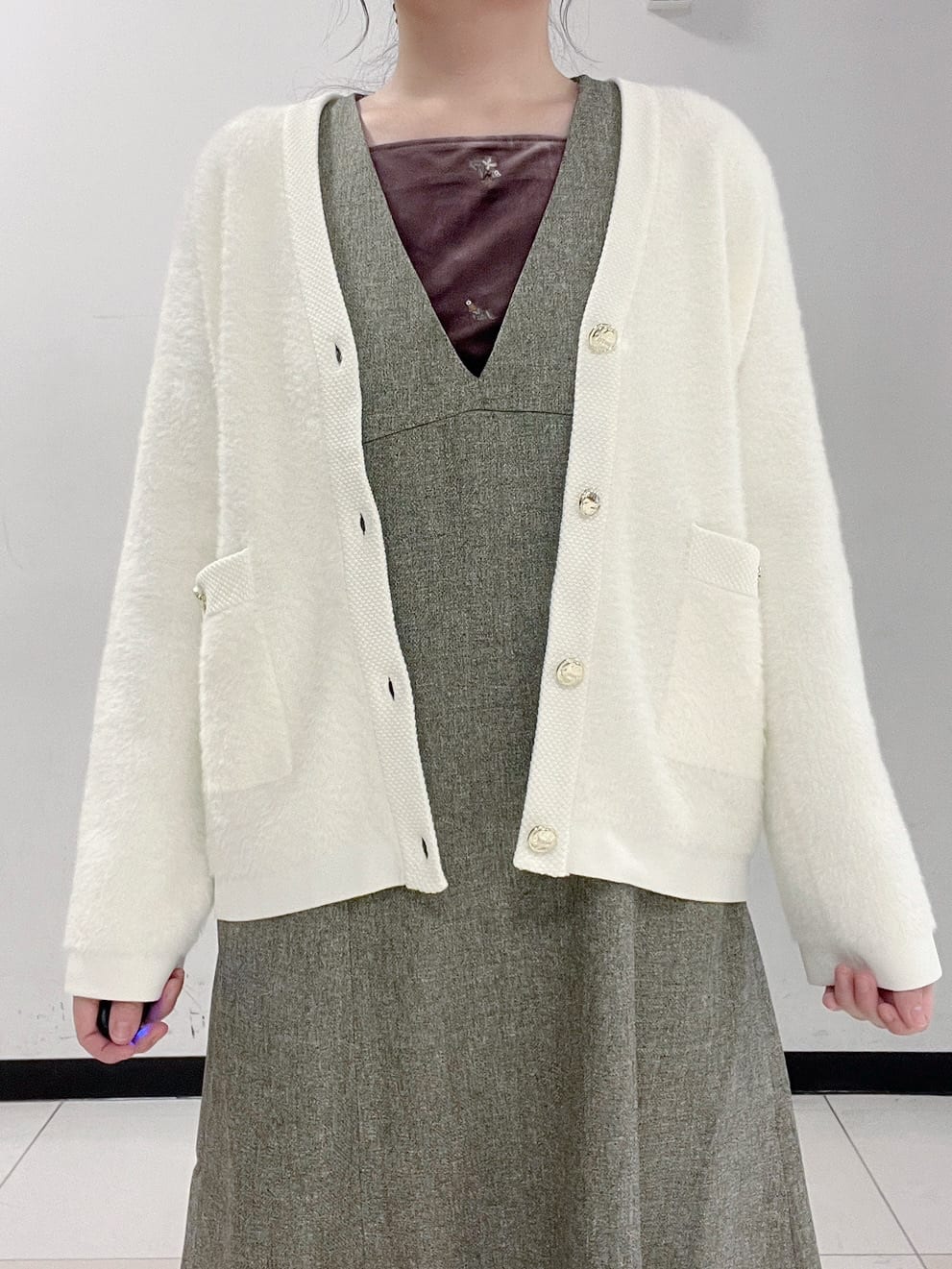 Hitomiさんの「index｜バックシャン小花刺繍ベロアトップス【洗濯機OK】」を使ったコーディネート