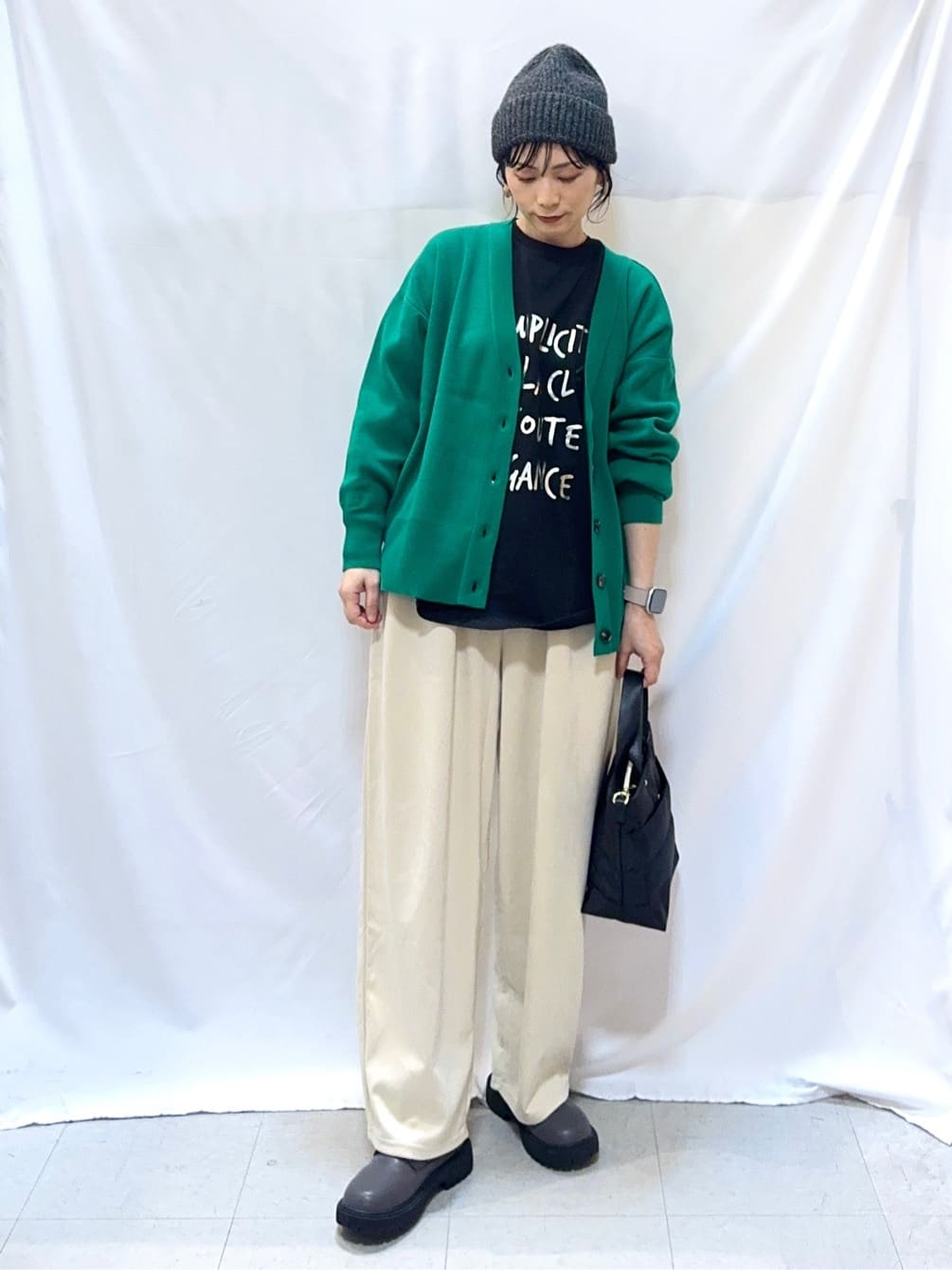 𝐇𝐢𝐫𝐨𝐦𝐢さんの「SHOO･LA･RUE｜【洗える/毛玉レス】表面がきれいなVネックカーディガン」を使ったコーディネート