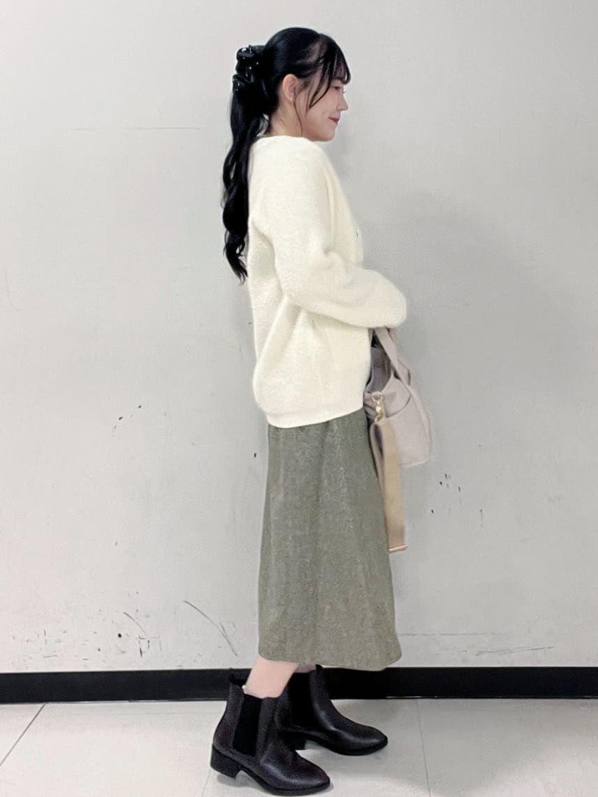 Hitomiさんの「index｜バックシャン小花刺繍ベロアトップス【洗濯機OK】」を使ったコーディネート
