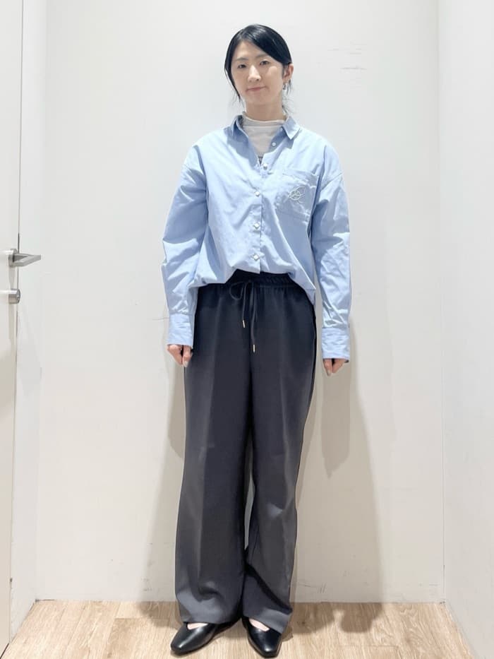momokoさんの「OPAQUE.CLIP｜ポケット刺繍レギュラーカラーシャツ【洗濯機OK】」を使ったコーディネート