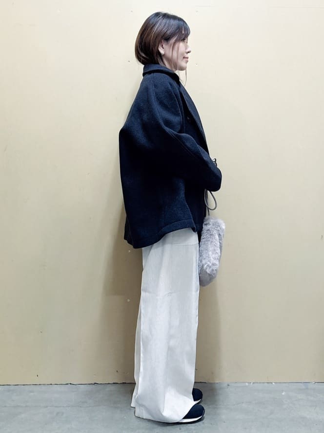  E.Yさんの「THE SHOP TK｜【すっきりシルエットが叶う】大人のためのVネックニット/毛玉になりにくい/静電気防止/洗濯機OK」を使ったコーディネート
