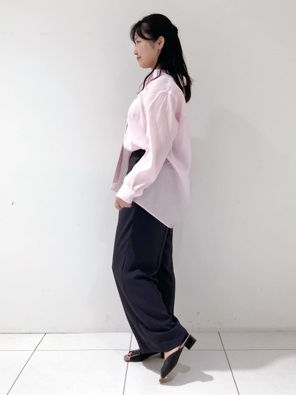 momokoさんの「INDIVI｜【体型カバー／清涼感】シアーオーバーシャツ」を使ったコーディネート