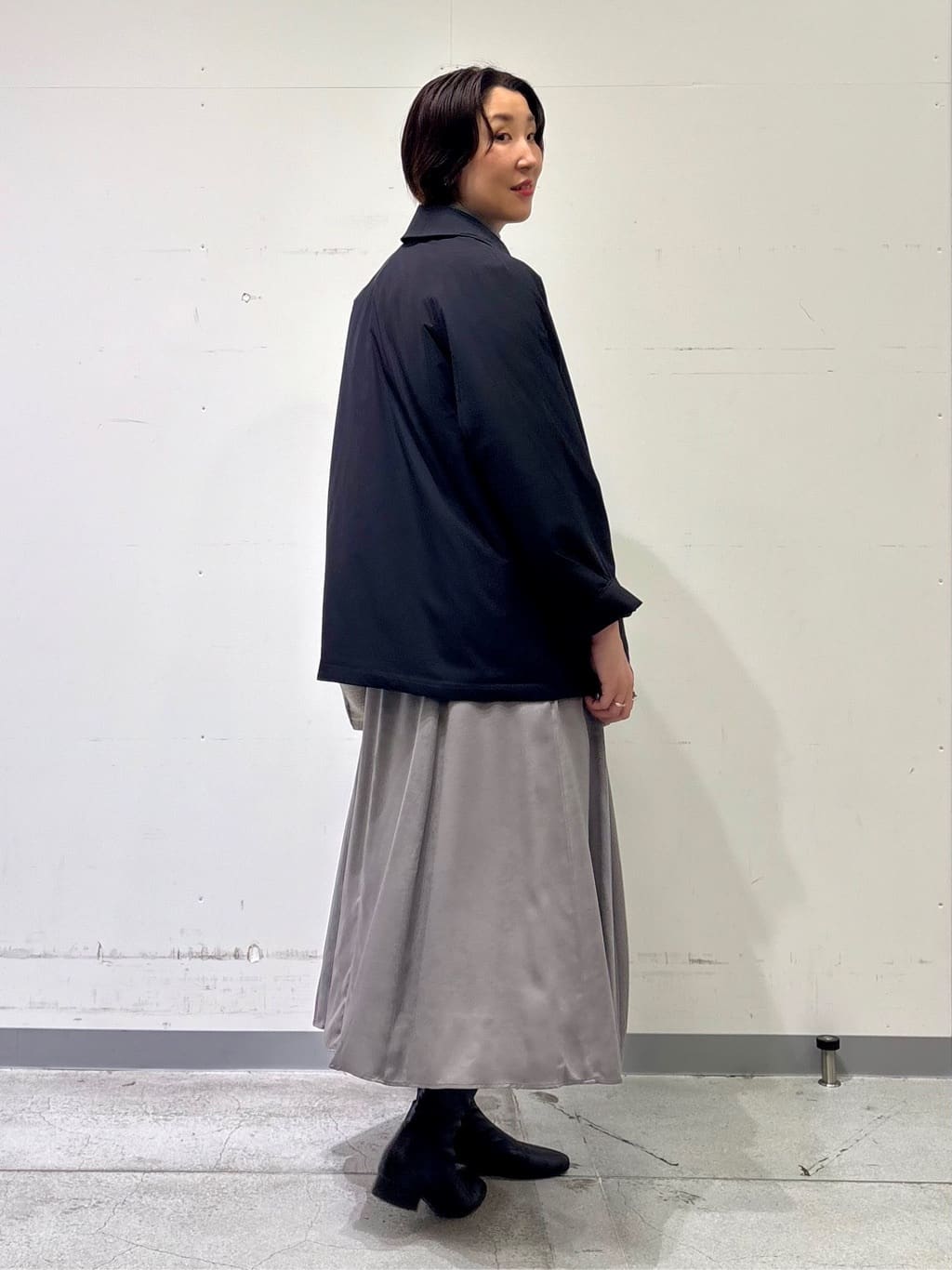 yuriさんの「INDIVI｜【UVケア／セットアップ可能】スエード調サテンスカート」を使ったコーディネート