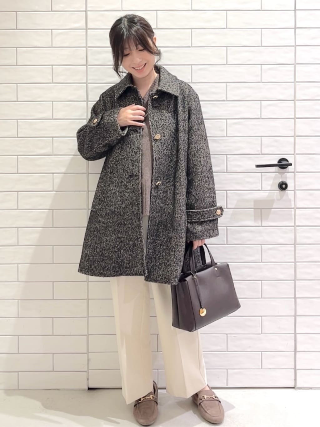 しおりさんの「OPAQUE.CLIP｜ヘリンボーンステンカラーコート」を使ったコーディネート