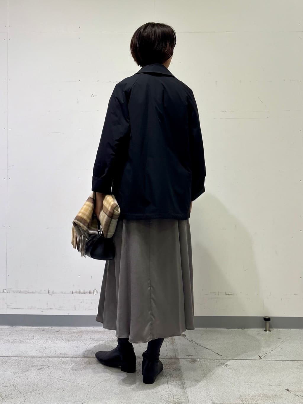yuriさんの「INDIVI｜【UVケア／セットアップ可能】スエード調サテンスカート」を使ったコーディネート