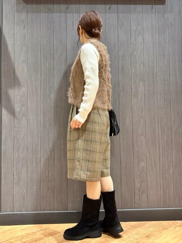 meiさんの「SHOO･LA･RUE｜【高レビュー/2点セット】着るだけでコーデが決まる フェザーニットベスト&times;リブニット」を使ったコーディネート