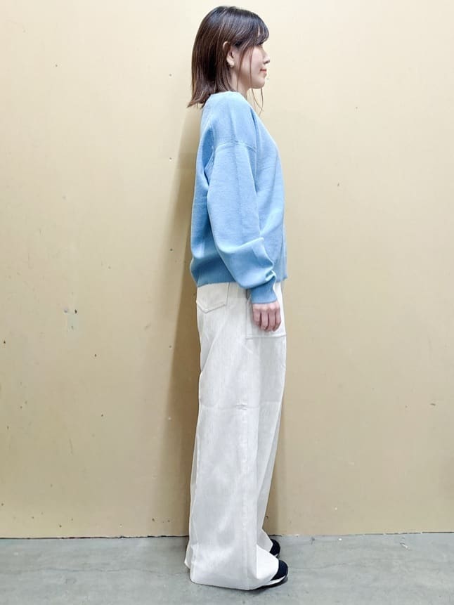  E.Yさんの「THE SHOP TK｜【すっきりシルエットが叶う】大人のためのVネックニット/毛玉になりにくい/静電気防止/洗濯機OK」を使ったコーディネート