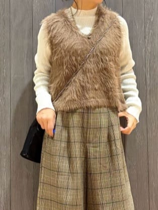meiさんの「SHOO･LA･RUE｜【高レビュー/2点セット】着るだけでコーデが決まる フェザーニットベスト&times;リブニット」を使ったコーディネート