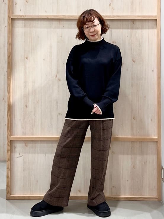 nakoさんの「THE SHOP TK｜【インしないで着られる】金ボタン ハイネックニット/毛玉になりにくい/静電気防止/洗濯機OK」を使ったコーディネート
