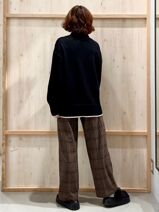 nakoさんの「THE SHOP TK｜【インしないで着られる】金ボタン ハイネックニット/毛玉になりにくい/静電気防止/洗濯機OK」を使ったコーディネート