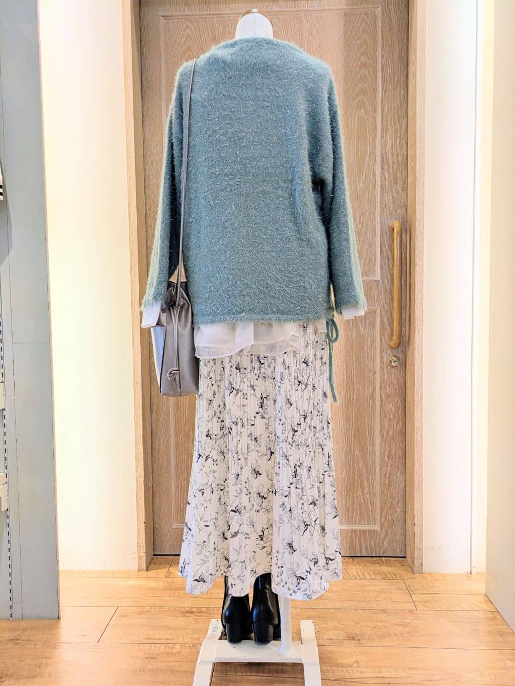 MARIEさんの「SHOO･LA･RUE｜キラふわ ラメフェザー ドロストニット」を使ったコーディネート