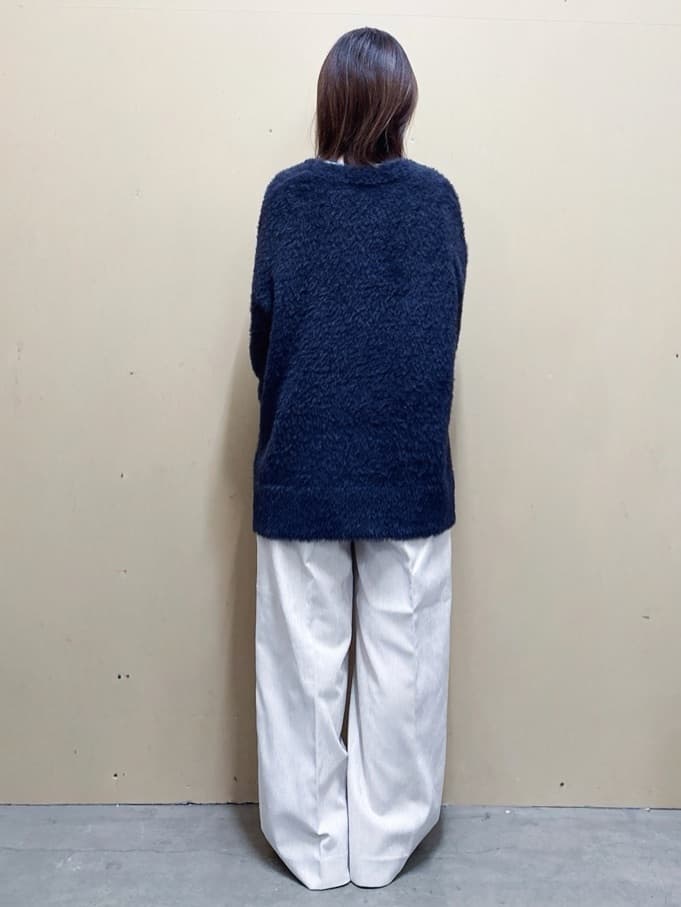  E.Yさんの「THE SHOP TK｜【すっきりシルエットが叶う】大人のためのVネックニット/毛玉になりにくい/静電気防止/洗濯機OK」を使ったコーディネート