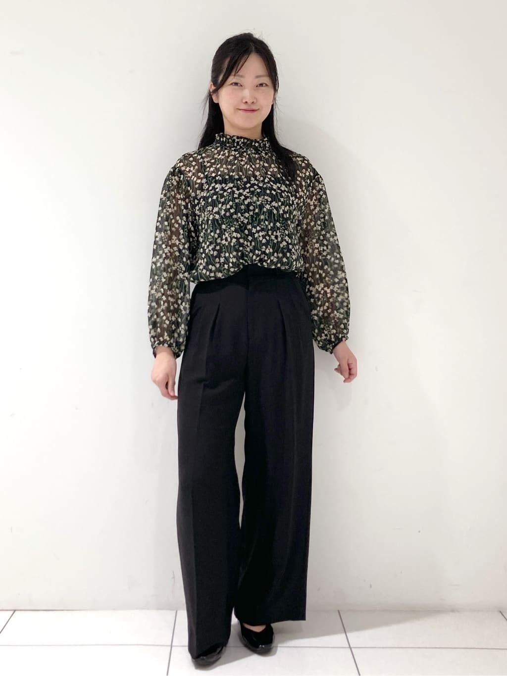 momokoさんの「INDIVI｜【秋映え柄/セットアップ可能】フラワーシフォンブラウス」を使ったコーディネート