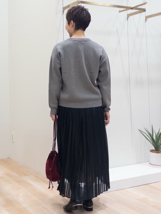 シュウコさんの「grove｜カレッジロゴキーネックニット」を使ったコーディネート