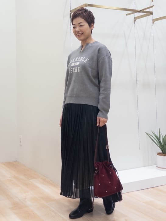 シュウコさんの「grove｜カレッジロゴキーネックニット」を使ったコーディネート