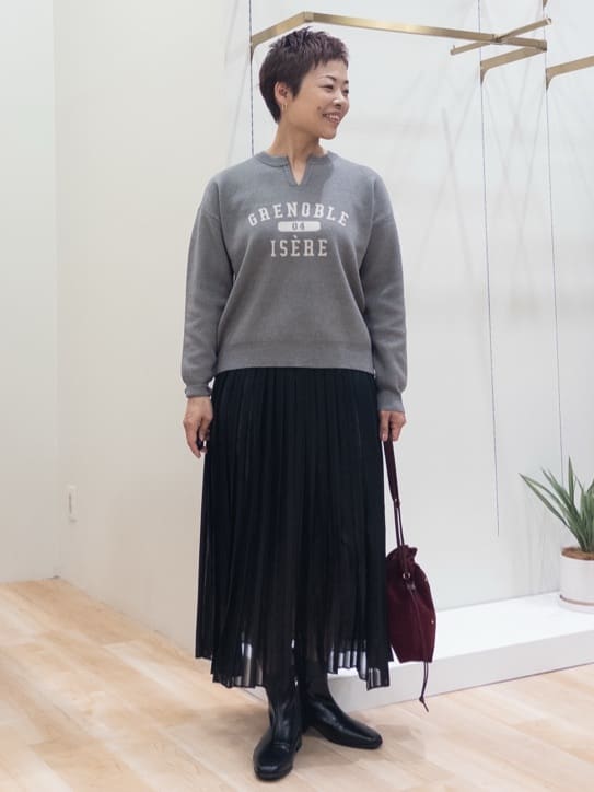 シュウコさんの「grove｜カレッジロゴキーネックニット」を使ったコーディネート
