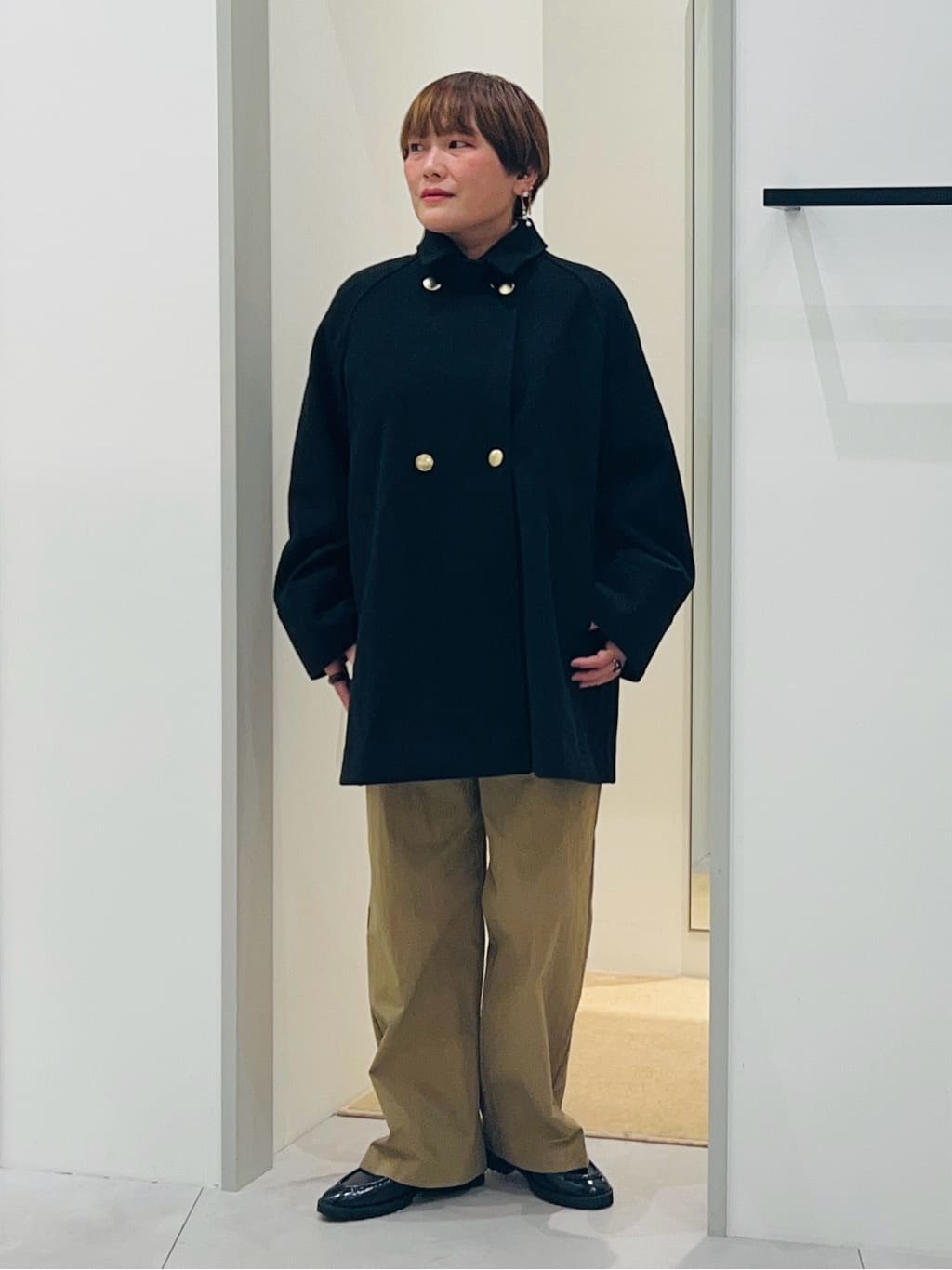 タナさんの「THE SHOP TK｜クラシカルな装い ウールライクスタンドカラーコート」を使ったコーディネート