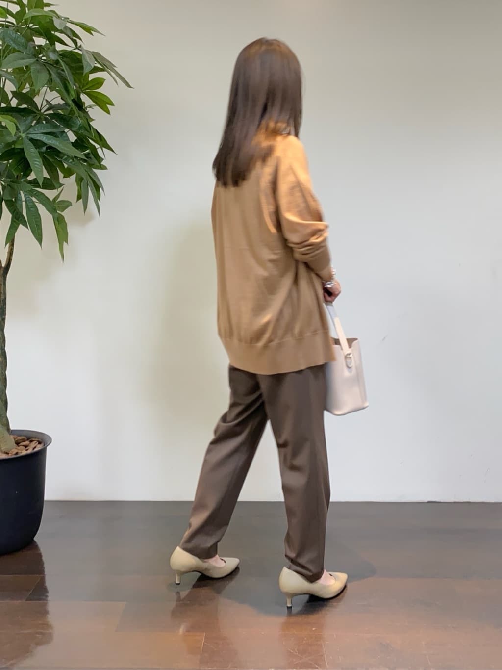 tomoさんの「UNTITLED｜【アンサンブル可/洗える/Vネック】ウールシルクカーディガン」を使ったコーディネート