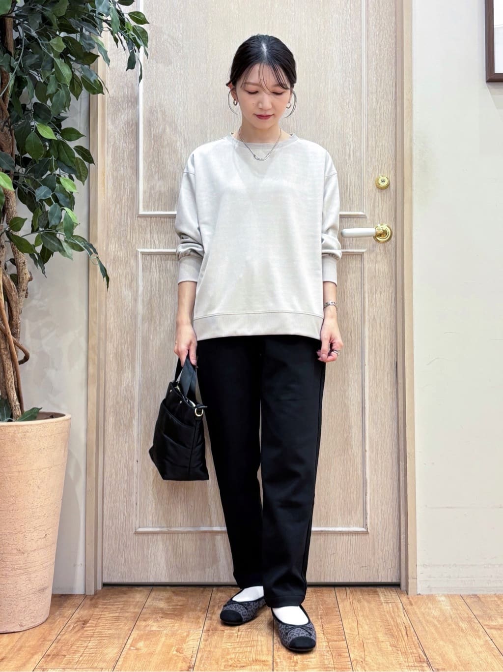 なみさんの「SHOO･LA･RUE｜【洗える/毛玉レス】表面がきれいなVネックカーディガン」を使ったコーディネート