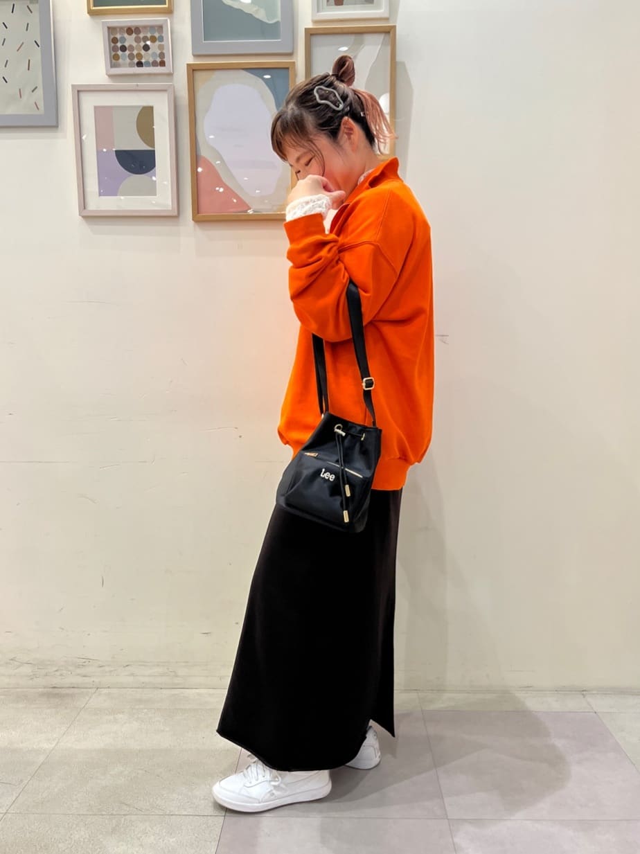 mikakoさんの「SHOO･LA･RUE｜8色の選べる楽しさ ハーフジップ オーバーサイズスウェット」を使ったコーディネート