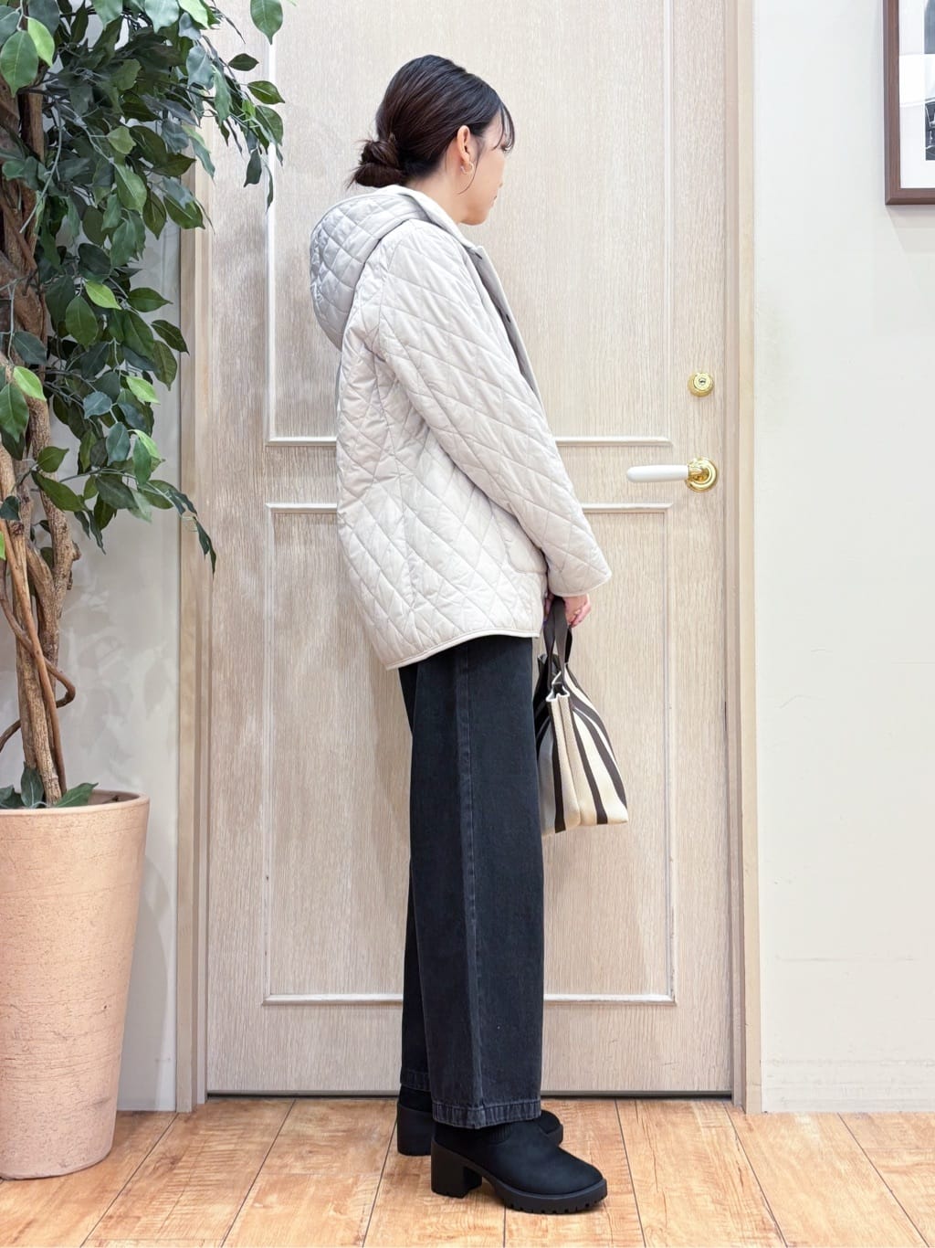 なみさんの「SHOO･LA･RUE｜【高レビュー/S-LL】脚のラインを拾いにくい デニムワイドパンツ」を使ったコーディネート