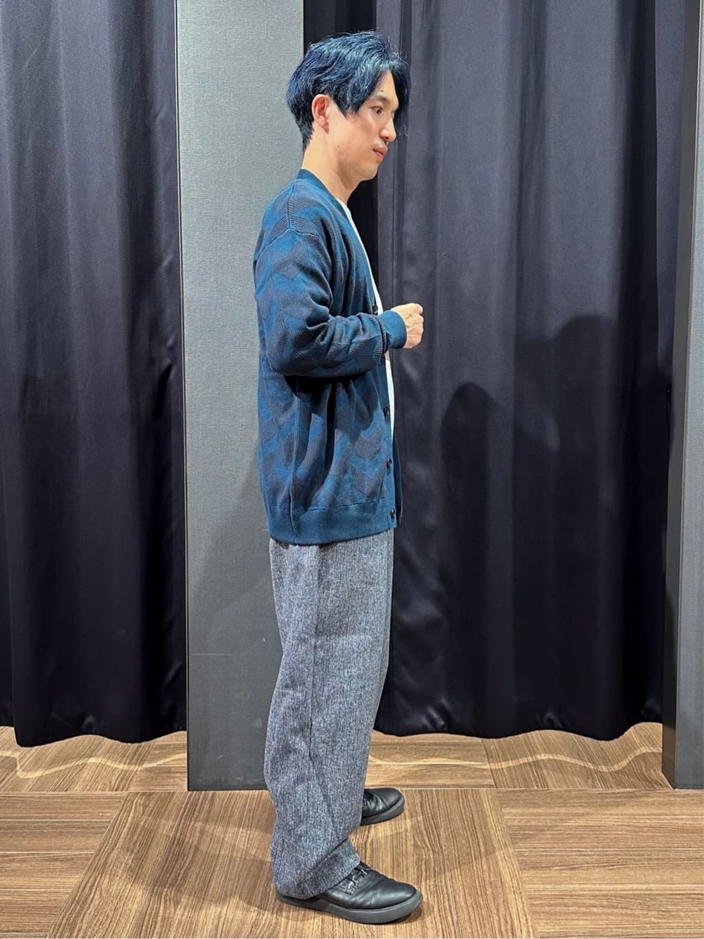 tomoyaさんの「THE SHOP TK｜ヘリンボンニットカーディガン」を使ったコーディネート