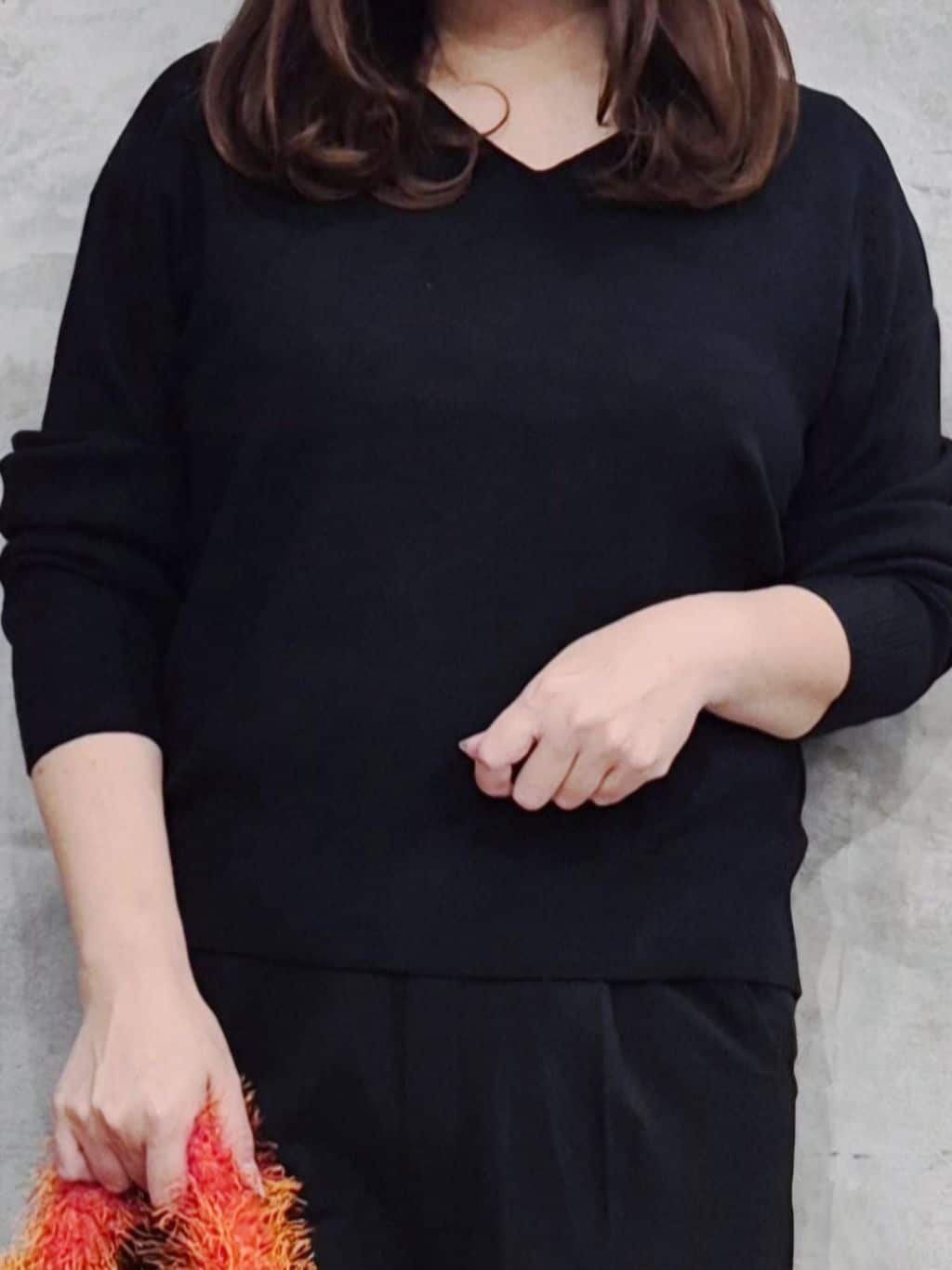 ひさえさんの「THE SHOP TK｜【すっきりシルエットが叶う】大人のためのVネックニット/毛玉になりにくい/静電気防止/洗濯機OK」を使ったコーディネート