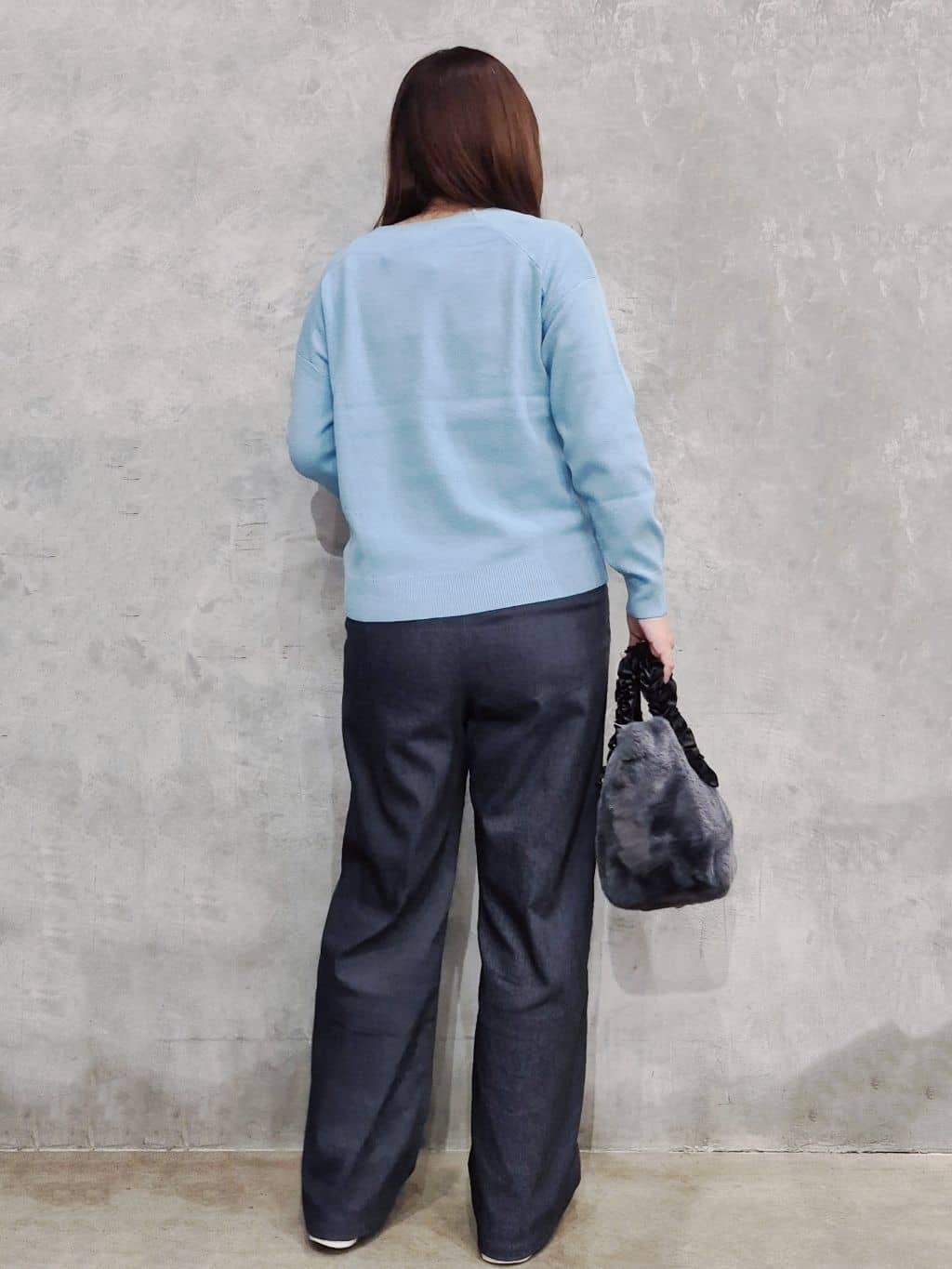 ひさえさんの「THE SHOP TK｜【すっきりシルエットが叶う】大人のためのVネックニット/毛玉になりにくい/静電気防止/洗濯機OK」を使ったコーディネート