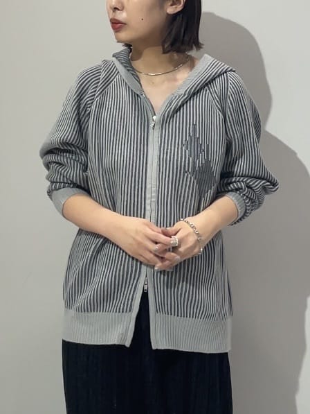 abeさんの「tk.TAKEO KIKUCHI｜プレーティングブライトモチーフジップパーカー」を使ったコーディネート