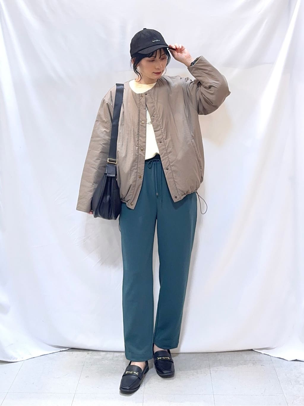 𝐇𝐢𝐫𝐨𝐦𝐢さんの「SHOO･LA･RUE｜【洗濯機可/ちくちくしにくい】大人のための スウェットライク刺繍ロゴニット」を使ったコーディネート