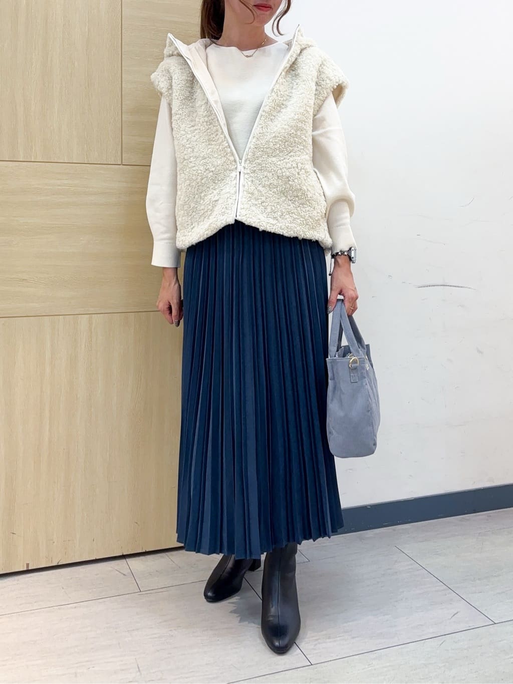 nanaさんの「grove｜すっきり見えて、やさしく揺れる。大人のスエードライクプリーツスカート」を使ったコーディネート
