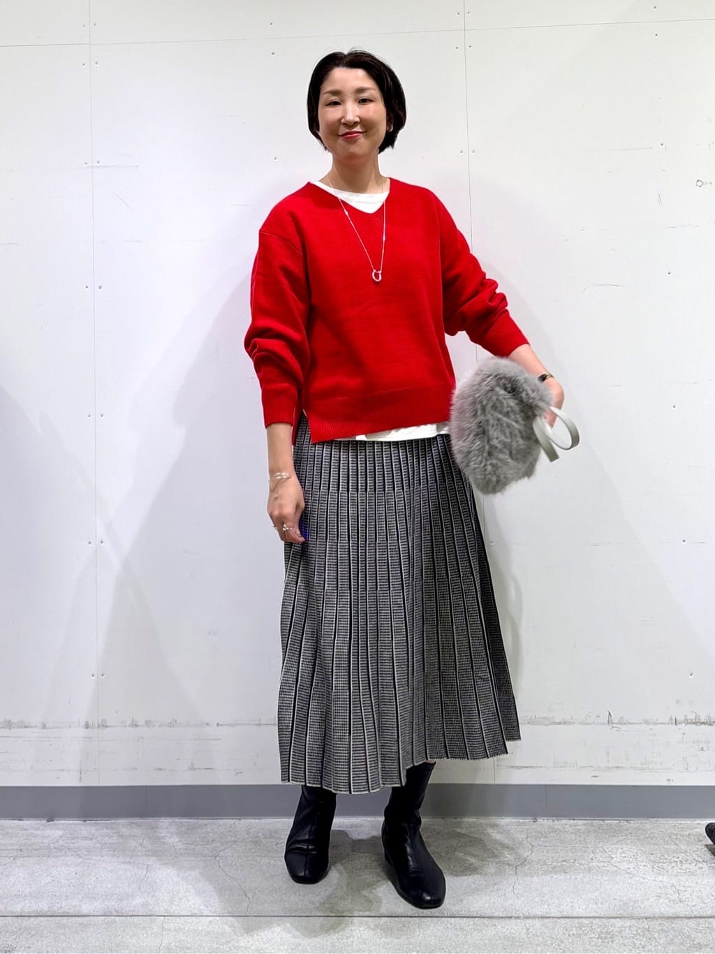 yuriさんの「INDIVI｜【洗える／カシミヤ混】ミドルゲージVネックニット」を使ったコーディネート