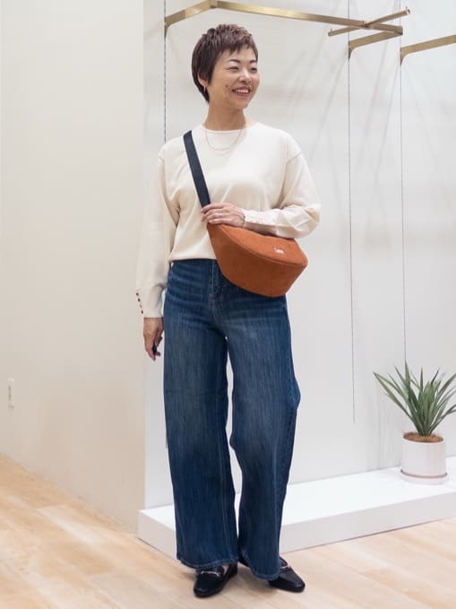 シュウコさんの「grove｜ON/OFF毎日使える！袖口ボタンドロップショルダーニット」を使ったコーディネート