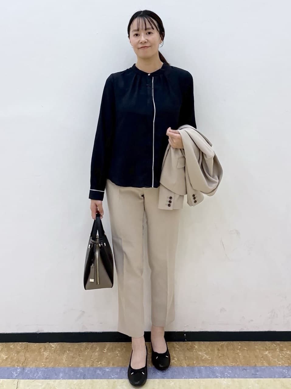 akariさんの「index｜《丈が選べる》ストレッチテーパードパンツ／セットアップ対応【洗濯機OK／防シワ】」を使ったコーディネート