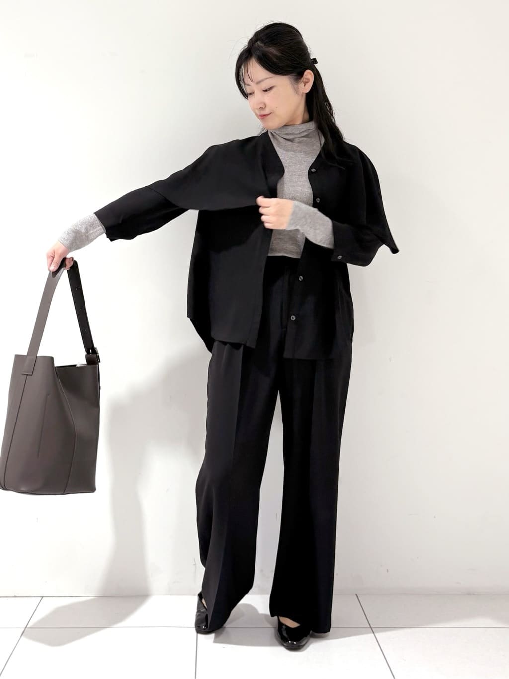 momokoさんの「INDIVI｜【羽織りとしても活躍！】ケープカラーブラウス」を使ったコーディネート
