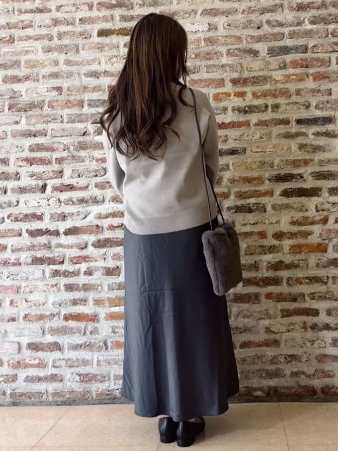 tokiさんの「THE SHOP TK｜【すっきりシルエットが叶う】大人のためのVネックニット/毛玉になりにくい/静電気防止/洗濯機OK」を使ったコーディネート
