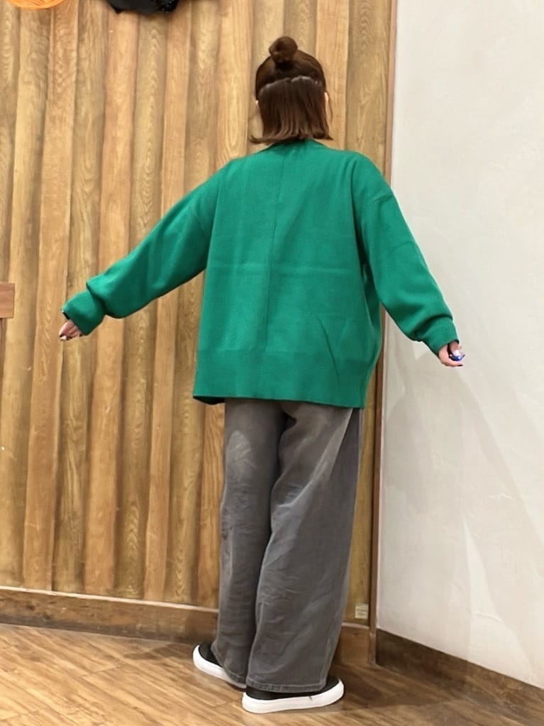 AiAiさんの「SHOO･LA･RUE｜【洗える/毛玉レス】表面がきれいなVネックカーディガン」を使ったコーディネート