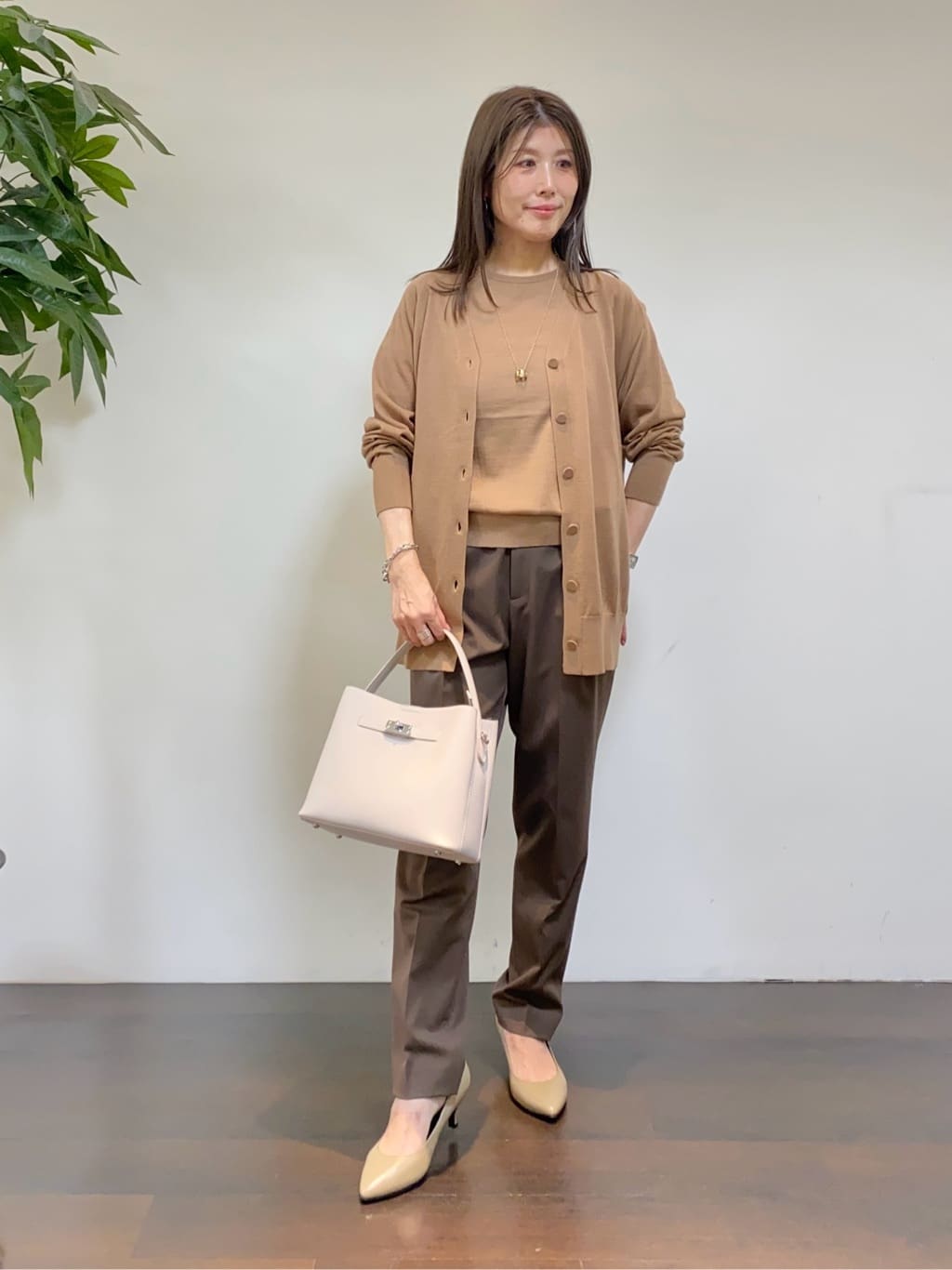 tomoさんの「UNTITLED｜【アンサンブル可/洗える/Vネック】ウールシルクカーディガン」を使ったコーディネート